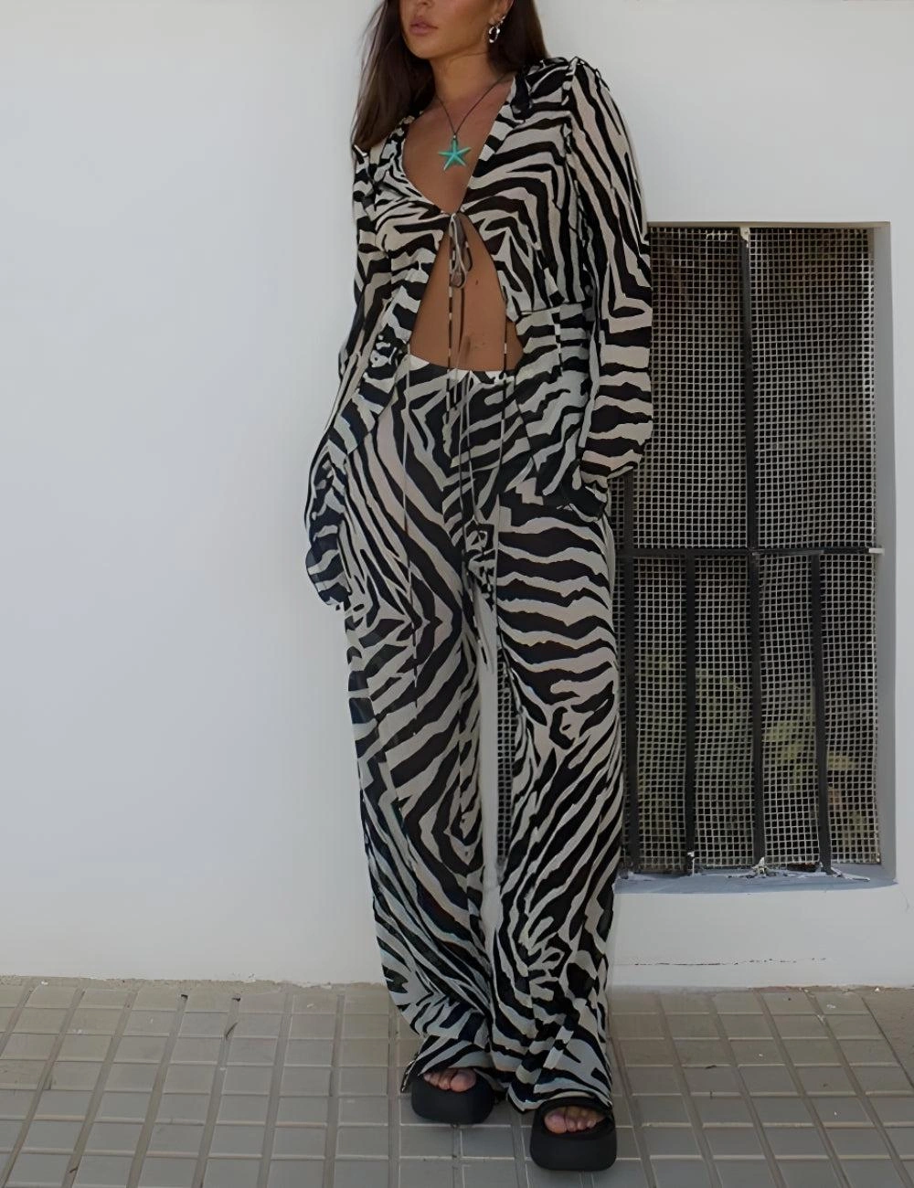 Conjunto Zebra: Blusa anudada y pantalones, ¡estilo salvaje para ti!