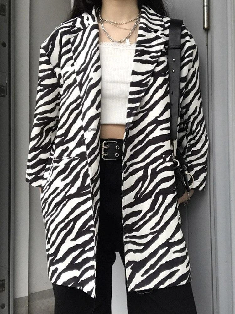 Blazer de cebra largo: ¡Atrévete con el animal print salvaje y elegante! Un look audaz para ti.
